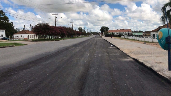 Asfaltamento da Avenida Coronel Nonô Centeno tem continuidade com obras na parte do acostamento e cruzamentos