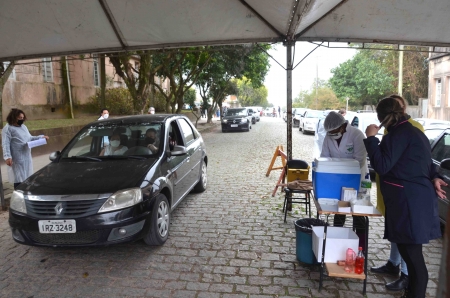 670 pessoas com 40, 41 e 42 anos foram vacinadas nesta quinta-feira (8)