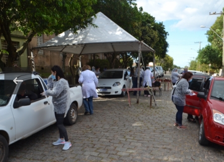 345 pessoas receberam a vacina contra a Covid-19 nesta segunda-feira (26)