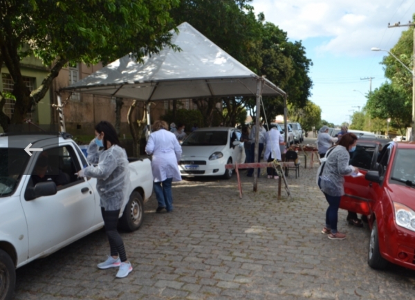 345 pessoas receberam a vacina contra a Covid-19 nesta segunda-feira (26)