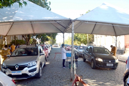 2ª dose da vacinação para profissionais da saúde e pessoas que estavam agendadas para 29 de abril aconteceu nesta segunda-feira