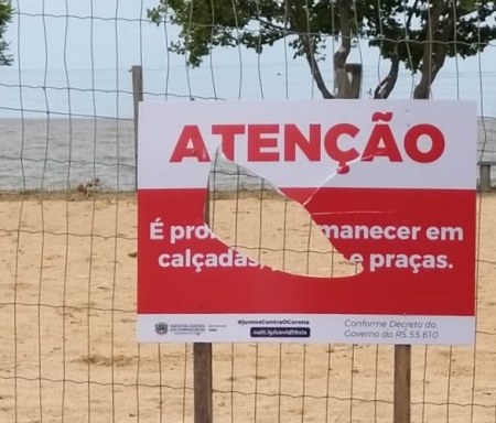 Vandalismo: placas instaladas na praia nesta sexta-feira já foram danificadas
