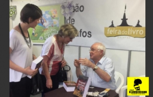 O médico lourenciano Edilberto Hammes autografa na Feira do Livro de Pelotas