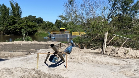 Draga trabalha no desassoreamento do Arroio visando evitar alagamentos e enchentes