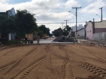 Mais um trecho da rua Santo Antônio recebe pavimentação
