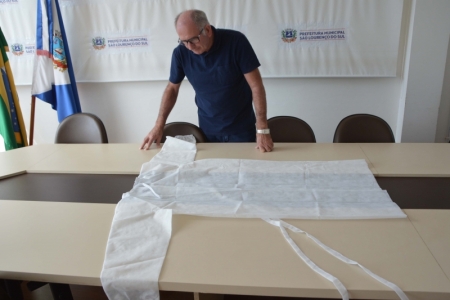 Aventais para equipes de saúde são produzidos com ajuda da comunidade