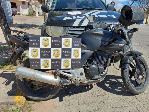 Polícia Civi recuperou moto roubada nesta madrugada com ameaça de arma de fogo no bairro Lomba