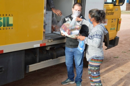 Famílias recebem kits da alimentação escolar
