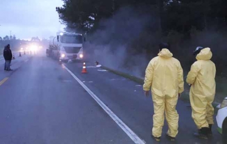 Trânsito continua intercalado na BR116 em Turuçu devido vazamento de carga tóxica na pista
