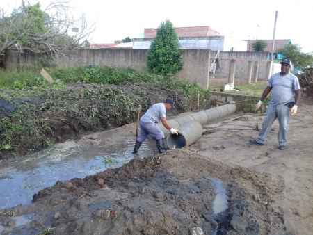 Secretaria de Obras trabalhou na instalação de tubulação de esgoto