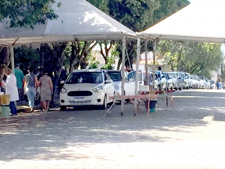 Diversos veículos já esperam para vacinação das pessoas de 72 e 71 anos nesta terça-feira (30)