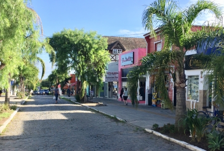 Comércio e restaurantes estarão abertos neste sábado (3)