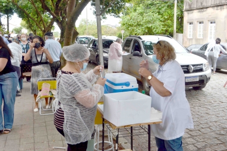 Vacinação nesta quinta-feira (1º) será para as pessoas com 68 e 67 anos