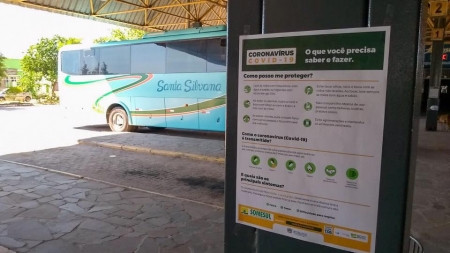 Cartazes informativos sobre o Covid-19 estão sendo colados por toda a cidade