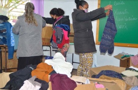 Moradores da Nova Esperança recebem a Campanha do Agasalho  