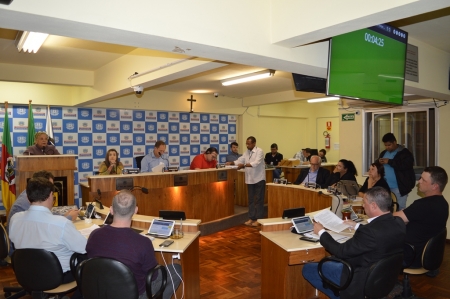 Sessão da Câmara conta com a participação do funcionalismo municipal e aprova três Projetos de Lei
