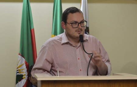 Vereador Rodrigo Seefeldt apresenta Projeto de Lei sobre a distribuição e a venda de canudos flexíveis plásticos descartáveis nas escolas municipais no Município de São Lourenço do Sul