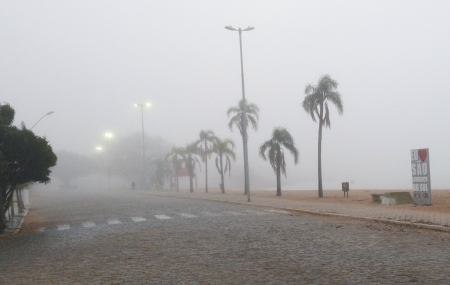 Manhã de sexta-feira inicia com neblina, mas sol deve aparecer durante o dia