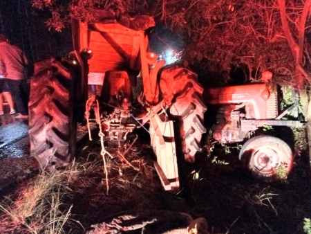 Acidente entre carro e trator na RS 265 em São Lourenço do Sul