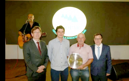 COOPAR/POMERANO: ao completar 50 anos, entidade do setor leiteiro homenageou afiliados