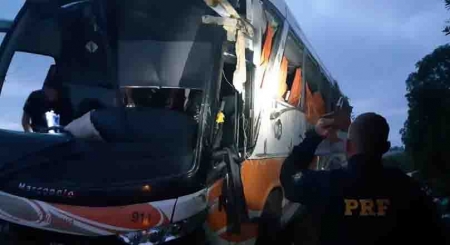 Dois óbitos e 15 feridos em acidente com ônibus uruguaio nesta madrugada próximo a Cristal