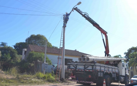 Veículo bateu em poste e fugiu do local