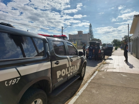 33 Policiais Civis participaram da operação que prendeu 3 pessoas, apreendeu um Taxi e balanças para uso no tráfico 
