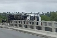 Caminhão colidiu contra ponte do Cristal na BR-116 e acabou tombando
