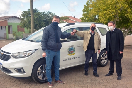 Cristal recebe veículo com recursos de emenda do deputado Pedro Pereira