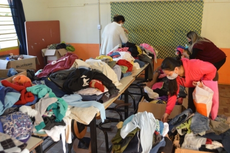 Moradores da Barrinha recebem donativos da Campanha do Agasalho