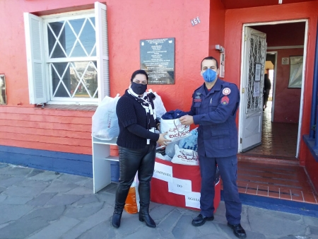 Corpo de bombeiros de SLS entregam doações da campanha do agasalho