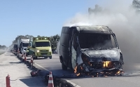 Van pegou fogo no km 421 da BR-116 em Cristal na tarde desta segunda-feira