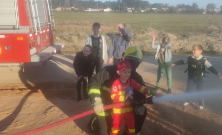 Menino que faz aniversário no mesmo Dia do Bombeiro recebeu homenagem da corporação de SLS