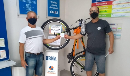 Lotérica Felizarda entregou bicicleta sorteada nesta terça-feira (5)