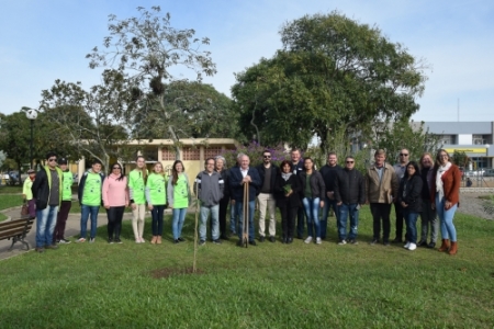 Praça cheia de atividades no Dia do Meio Ambiente