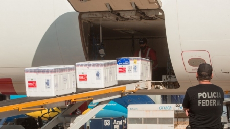 RS recebe novo lote de vacinas AstraZeneca; remessa da Pfizer virá em voo na noite desta segunda, dia 3