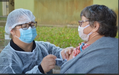 Mais de 400 pessoas receberam a segunda dose contra a Covid-19 nesta sexta-feira