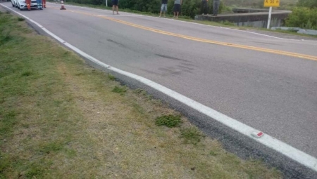 Asfalto cedeu sobre um dispositivo de drenagem no Taim bloqueando BR-471