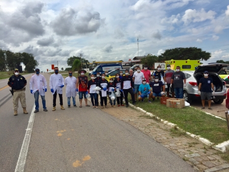 Grupo de voluntários distribui alimento e produtos de higiene para os caminhoneiros que passam pelo trevo de São Lourenço do Sul
