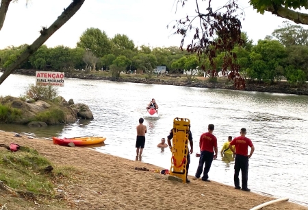 Corpo de Bombeiros busca banhista que se afogou no Arroio São Lourenço