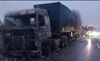 Corpo de Bombeiros atendeu ocorrência de incêndio em carreta no Km 453 da BR116 em São Lourenço do Sul