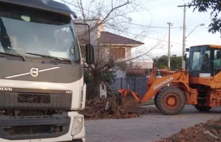 Secretaria de Obras realiza recolhimento de entulho na manhã deste domingo