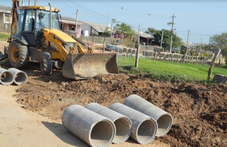 Instalação de canos na rua Alfredo Bergmann antecede pavimentação