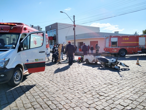 Veículo bateu em moto que entrega gás e fugiu do local