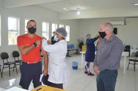 Mais de 600 pessoas foram vacinadas nesta segunda-feira