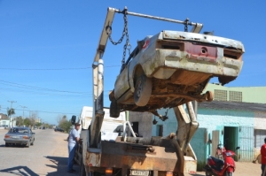Carros abandonados começaram a ser recolhidos