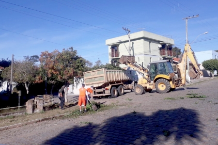 SMOU realiza  limpeza no centro da cidade