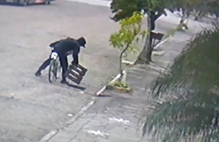 Autoridades investigam indivíduo que vem furtando bueiros nas ruas de São Lourenço do Sul