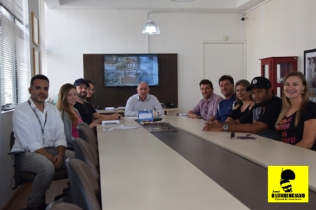 Prefeito recebe representantes do Bloco Arrastão no gabinete