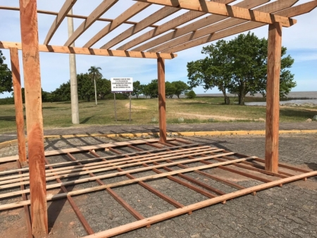 Novo pergolado está sendo instalado no Parque Recanto da Ilha